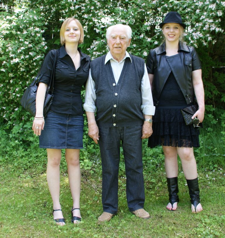  Opa Albert Schelling mit seinen Enkel-Töchtern Katja (l.) und Sibylle.