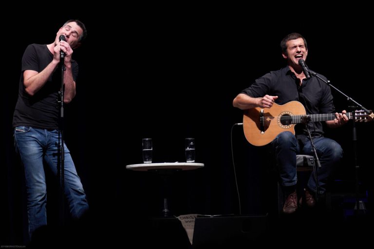 Wenn das preisgekrönte Duo Christoph & Lollo sein aktuellstes Werk „Mitten ins Hirn“ in der Remise präsentiert, bleibt garantiert kein Auge trocken. Ernesto Gelles