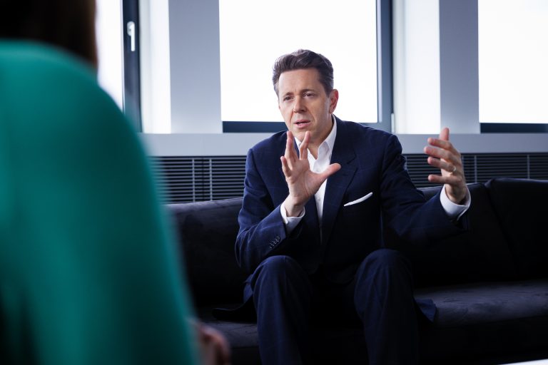 WKÖ-Chef Mahrer im VN-Interview: Mir ist relativ egal, wie eine Regierungskonstellation aussieht, wer mit wem koaliert, solange es das Land weiterbringt.  <span class="copyright">VN/RP</span>