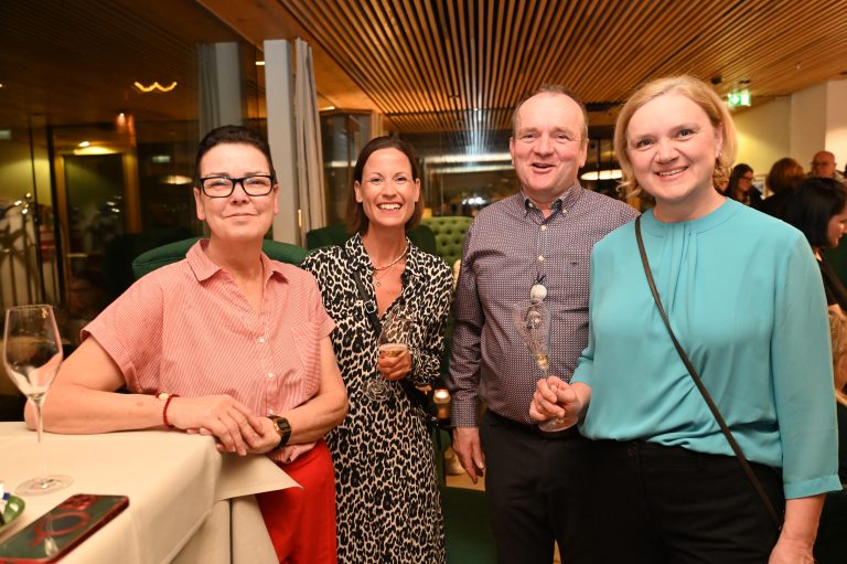 Sybille und Nicole Kiechle mit Winzer Ernst Frischauf und Sonja.