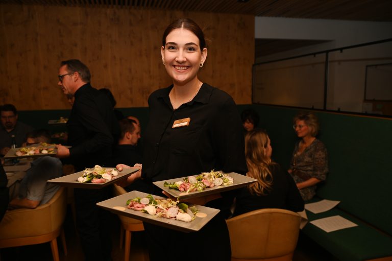 Alessa serviert mit Charme die Vorspeise.