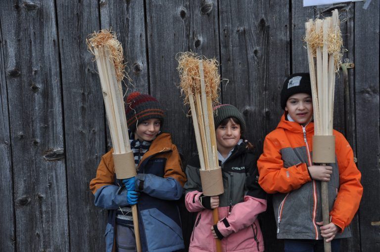 Maximilian, Alessa und Leo mit ihren Holzfackeln.