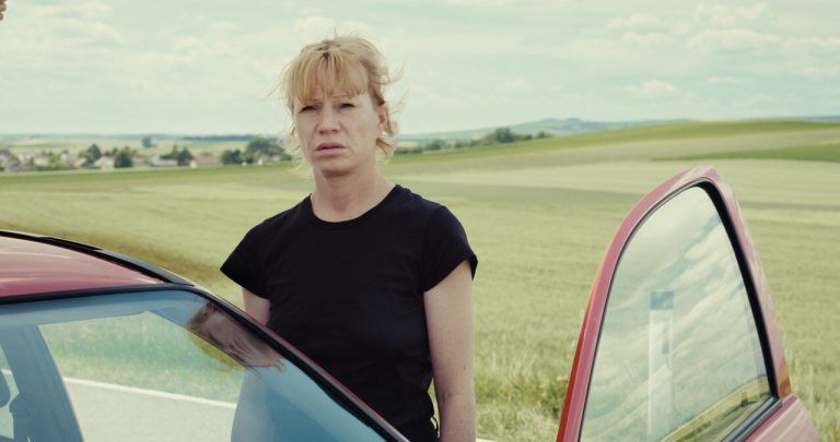 Andrea (Birgit Minichmayr) ist Dorfpolizistin. Jeder kennt jeden auf dem Land, man ist per „du", das macht die ohnedies wenig spannenden Amtshandlungen mitunter kompliziert. <span class="copyright">wega film </span>