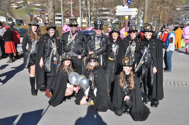 Die Funkenzunft Ludesch ganz in Schwarz.
