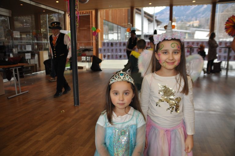 Mia und Jana haben sich als Prinzessin und Einhorn verkleidet.