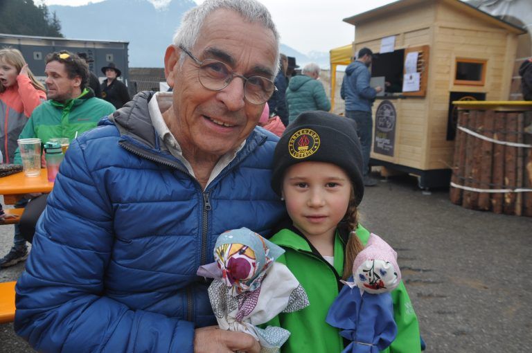 Anna mit Opa Lothar und ihrer selbst gebastelten Hexe