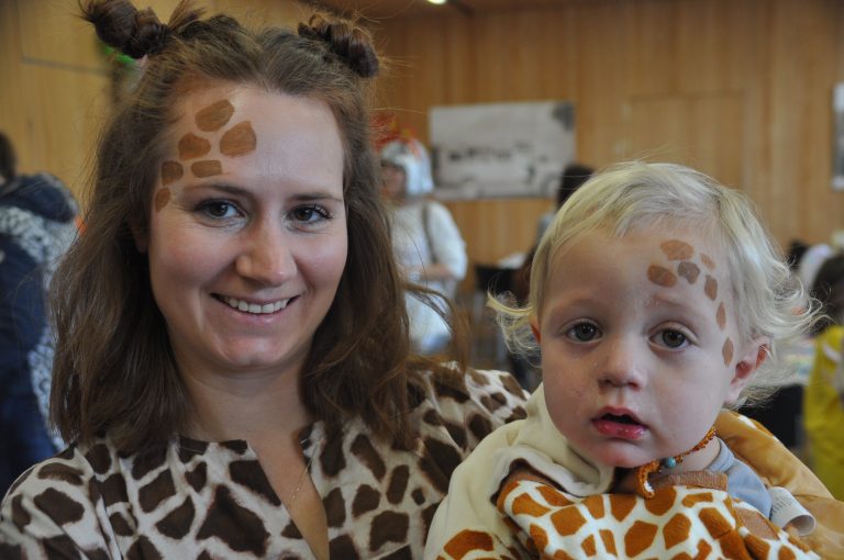Isabella mit Anton gingen als Giraffe und Leopard.