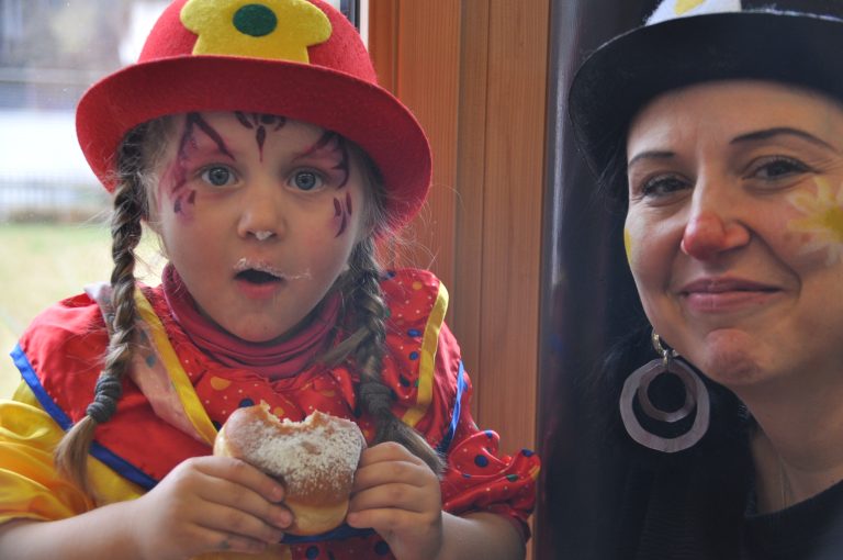 Ilara und Fazile beim Faschingskrapfen essen,