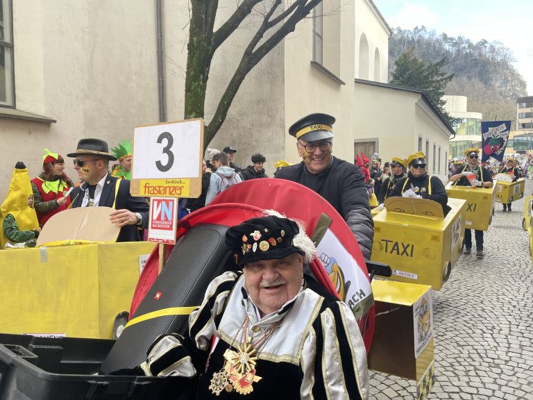 Auch Bürgermeister Wolfgang Matt ließ es sich nicht nehmen, sein „Taxi“ selbst zu fahren.