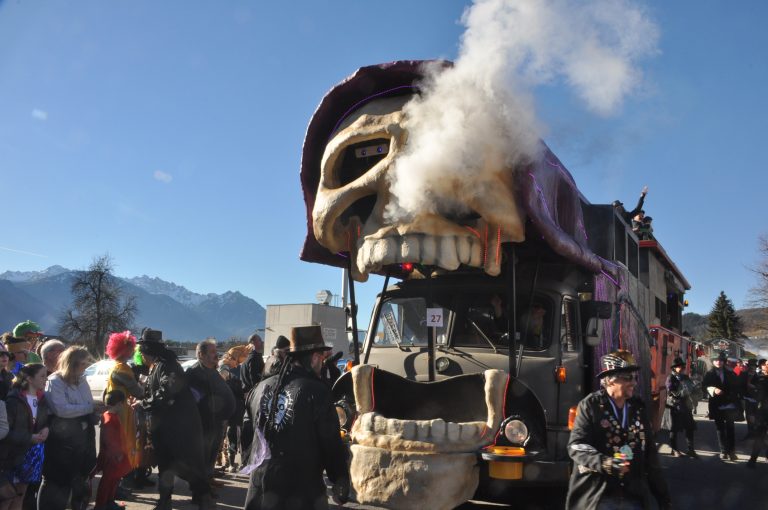 Die Rönser Faschingsnarra kamen mit einem rauchenden Totenkopf nach Ludesch.