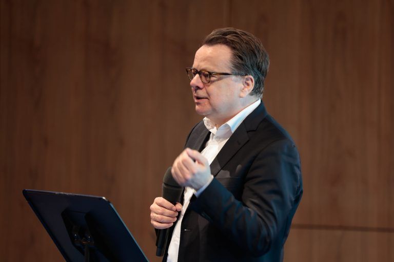 Pressegespräch „Programmpräsentation STAGE Bregenz“ mit • Renger van den Heuvel, Gründer und Geschäftsführer STAGE Bregenz • Fiammetta Griccioli, Kuratorin Pirelli HangarBicocca in Mailand • Matylda Krzykowski, Kuratorin und Künstlerin • Elise Lammer, Kuratorin und Autorin • Verena Kaspar-Eisert, Chefkuratorin des MuseumsQuartier Wien