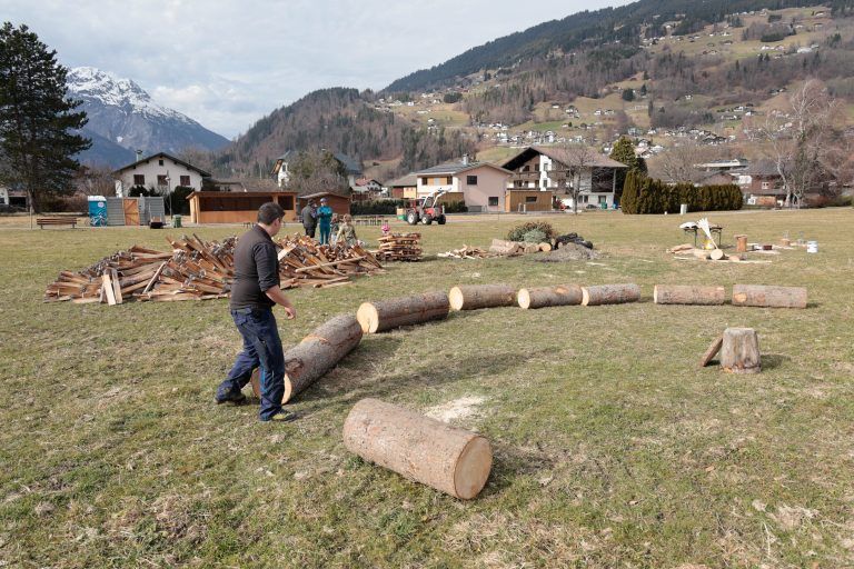 Der Baumstamm der kaputten Funkentanne wurde hergenommen, um die Grundbasis des großen Funkens zu bilden.