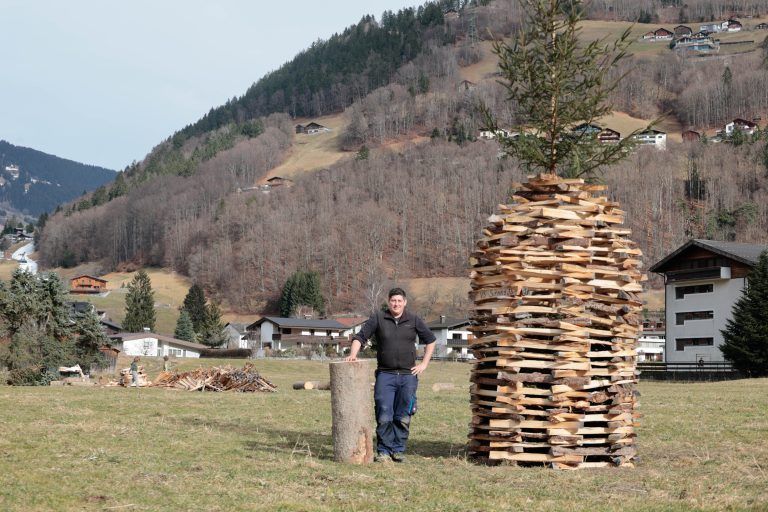 Christian Ladurner steht hier vor dem Kinderfunken. Die Funkentanne ist jene, die vor einer Woche zersägt wurde. <span class="copyright">Bilder: VN/HARTINGER</span>
