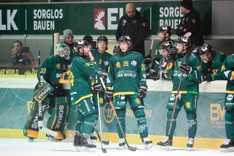 Auch die Spieler des EHC werden jetzt rätseln , in welcher Liga der Verein nächste Saison spielt. <span class="copyright">Hartinger</span>