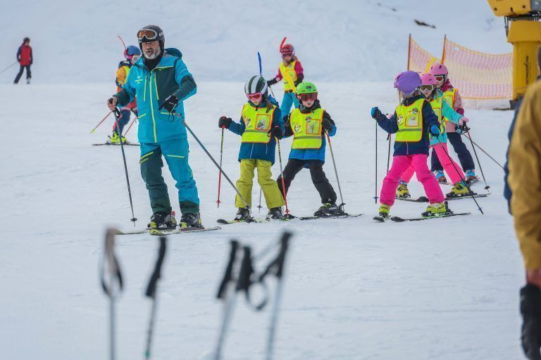 Kindern das Skifahren beizubringen ist eine der Hauptbeschäftigungen in den kleineren Skigebieten. <span class="copyright">VN/Steurer</span>