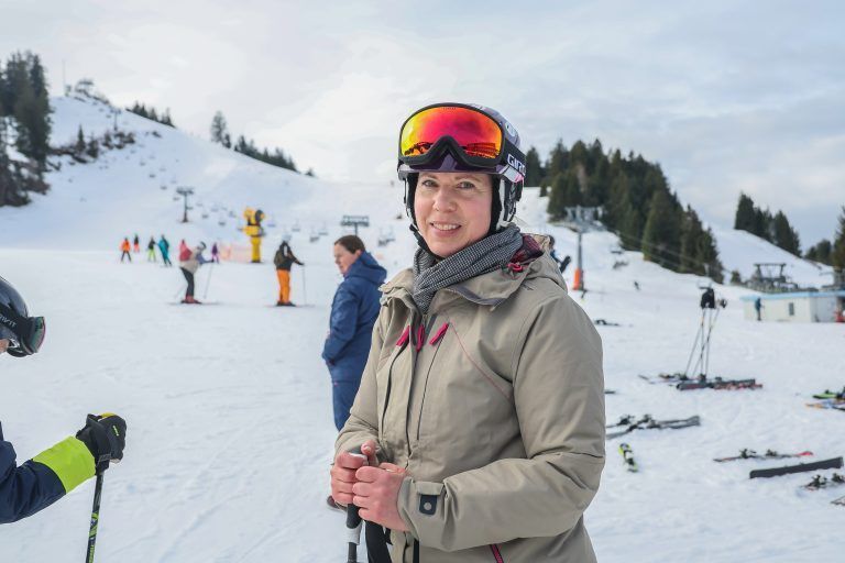 Helen kommt mit ihrer Familie aus Deutschland gern in das „Schneeloch“ Hochhäderich. <span class="copyright">VN/Steurer</span>