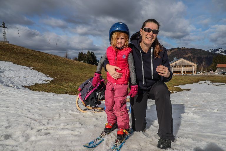 Luzi und ihre Tochter lassen sich die gute Laune im Urlaub nicht nehmen, nur das Foto scheint nicht für Begeisterung zu sorgen. <span class="copyright">VN/STeurer</span>