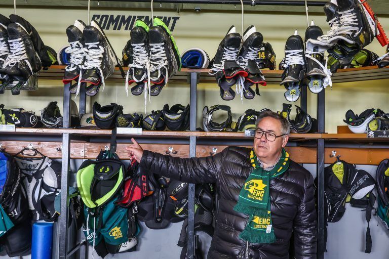 EHC-Präsident Herbert Oberscheider in der Umkleidekabine seiner Mannschaft. In welcher Liga sich die EHC-Cracks nächste Saison umziehen, bleibt offen. In der AHL mal nicht. <span class="copyright">Steurer</span>