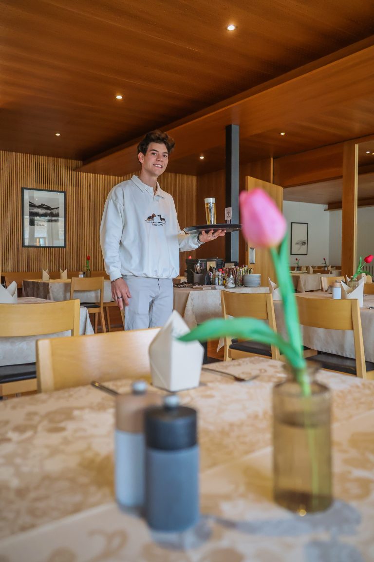 Nicht nur in der Küche, sondern auch im Service hilft der neue Chef mit.