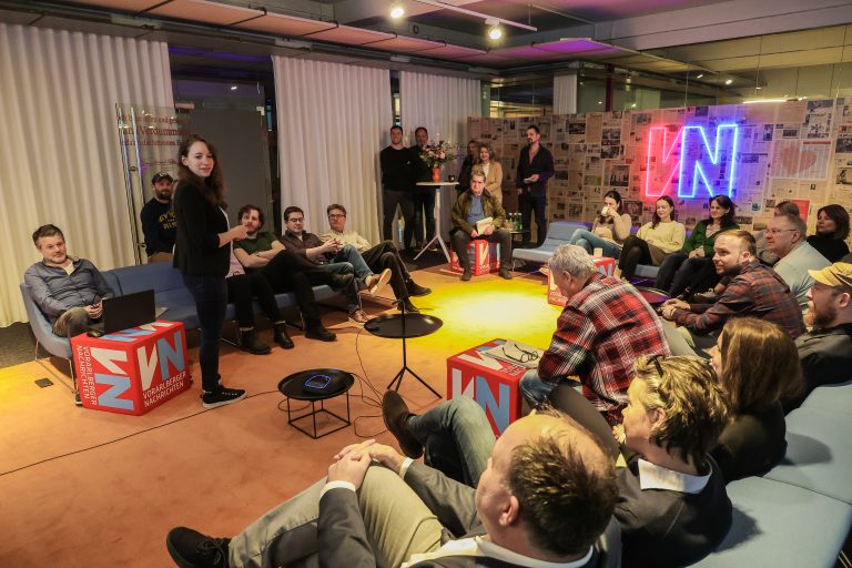 Isabel Russ und die VN-Redaktion bei der ersten gemeinsamen Konferenz am Vormittag.<span class="copyright">VN/Steurer</span>