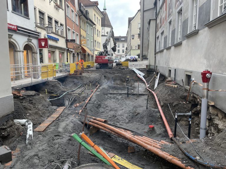 Im Rahmen der Kanalsanierungsarbeiten werden Wärmeleitungen, Strom- und Wasserleitungen sowie Glasfaserleitungen verlegt. <span class="copyright">VN/HARTMANN</span>