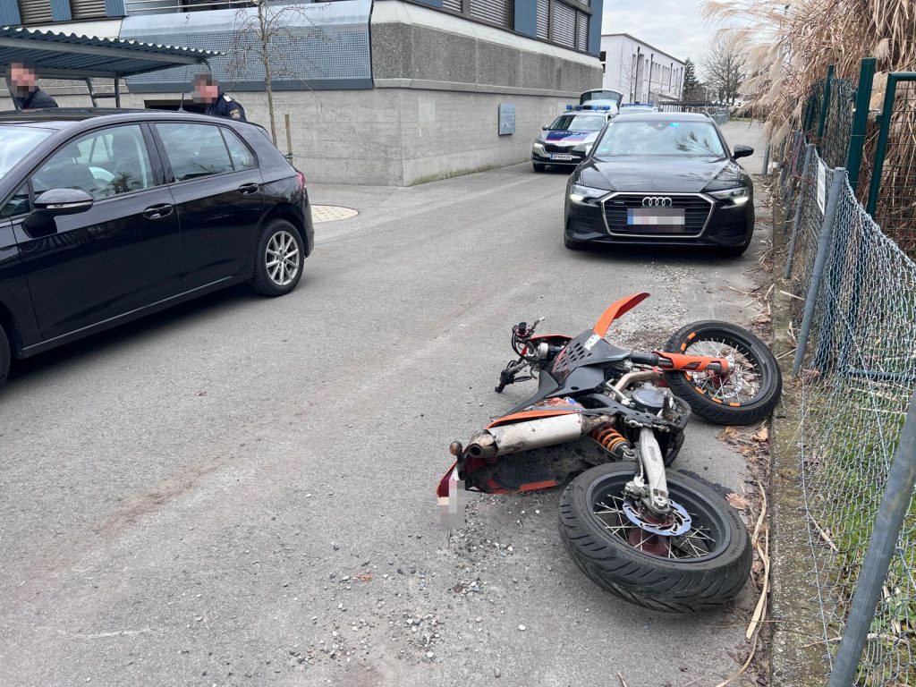 Flüchtender Biker stieß gegen Polizeiauto
