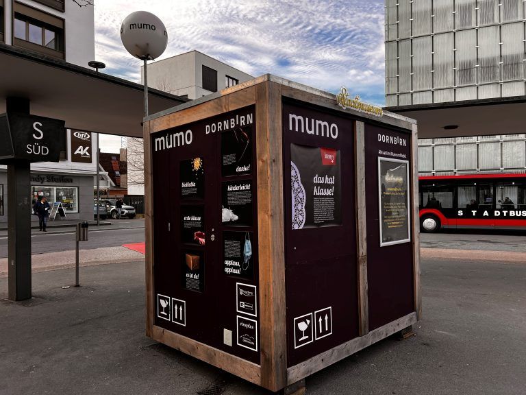 Bis zum 12. April wird im „mumo“ die Plakatausstellung „das hat klasse!“ am Dornbirner Bahnhofsvorplatz gezeigt.