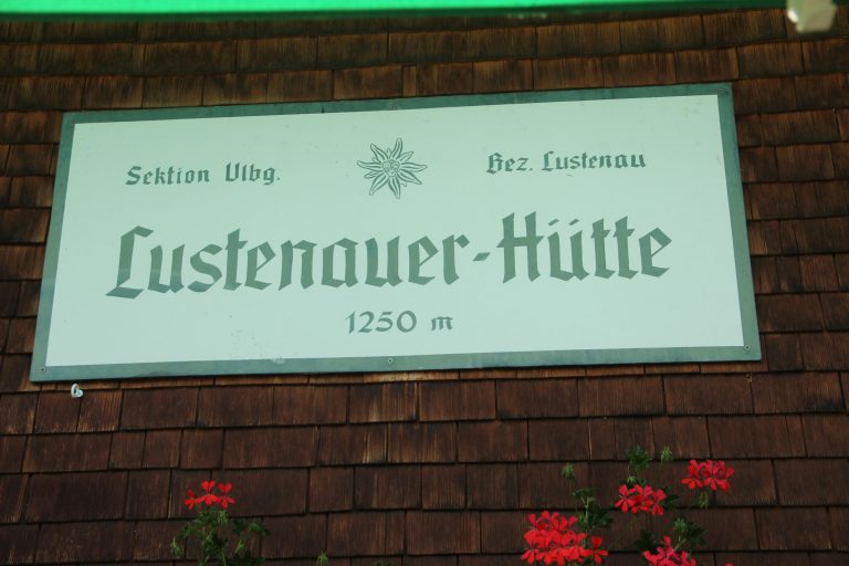 Die Hütte liegt auf 1250 Metern im Bregenzerwaldgebirge.