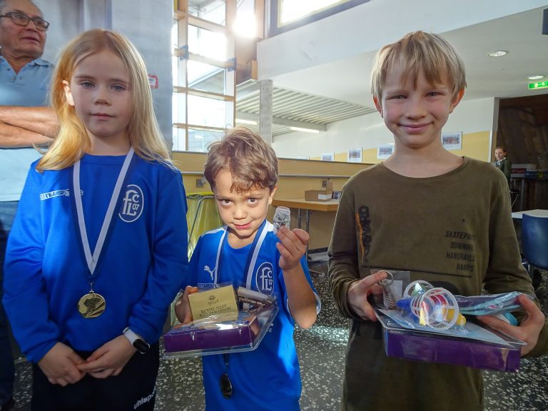 Hannah, Elias und Lukas freuten sich über tolle Preise, die sie bei der Tombola gewannen. 