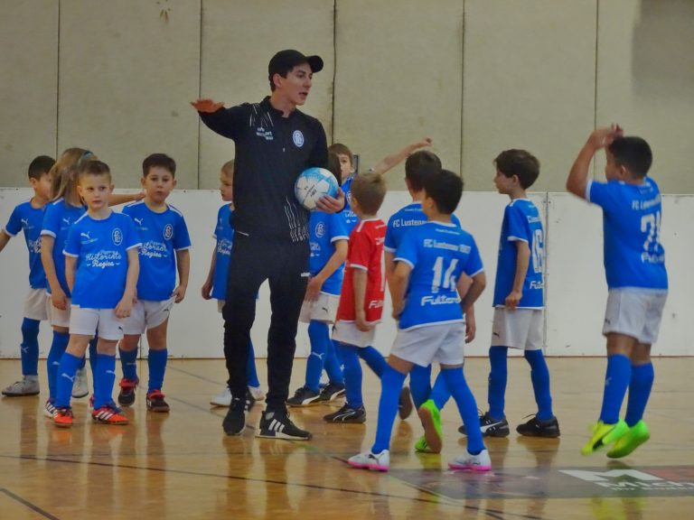 Letzte Anweisungen vom Coach, bevor das Turnier beginnt. 