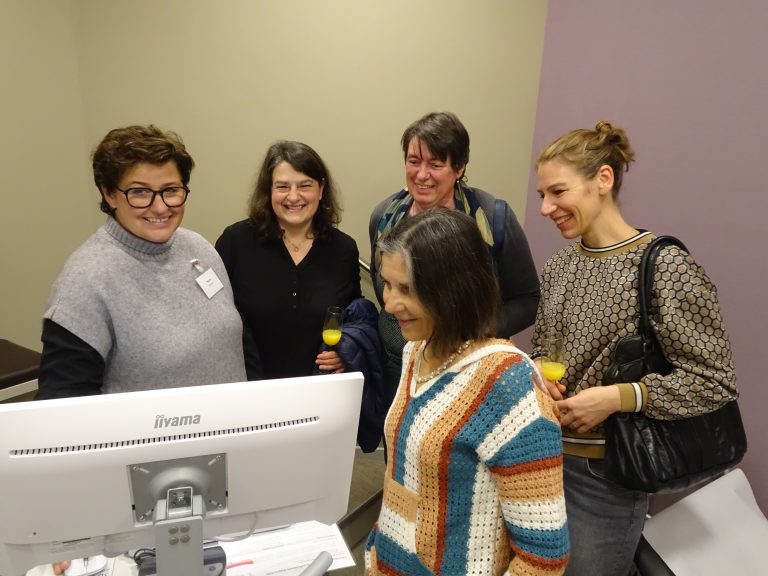 Susanne Mayer (li.) erklärte den Interessierten die neuen Geräte.