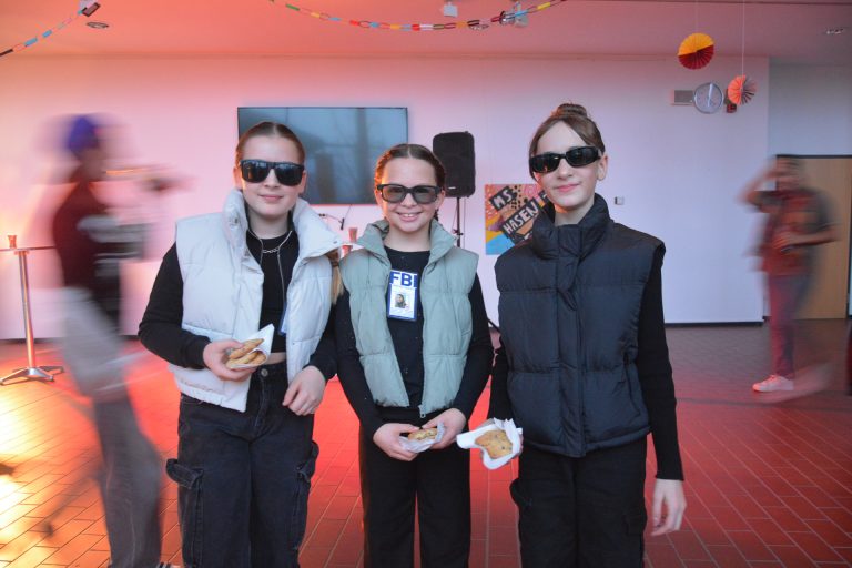Emilia (11), Leonie (11) und Emilia (12) freuten sich sehr auf ihre erste Faschingsdisco. <span class="copyright">bvs</span>