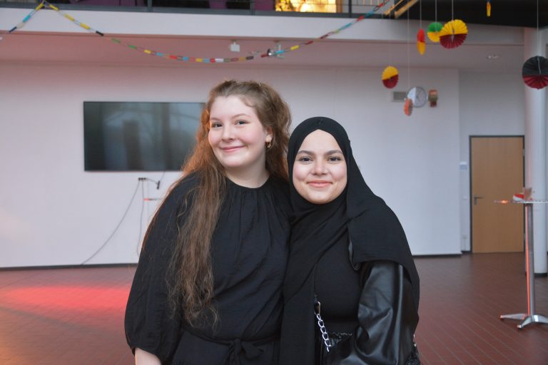 Ecrin Ekrem (13) und Elanur Sönmez (14) waren im Organisationsteam dieser besonderen Faschingsparty.