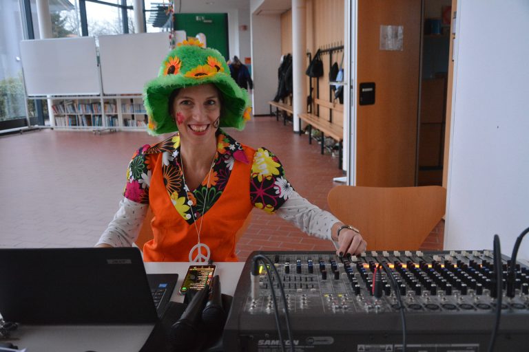 Lehrerin Birgit Schwarzmann-Sohm bediente den DJ-Pult.