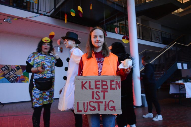 Paula (10) hat sich als Klimakleberin verkleidet.