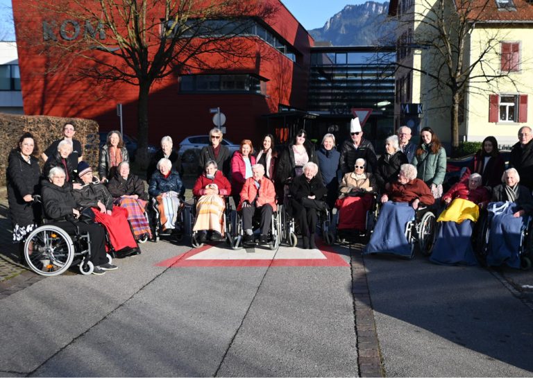 Auch zahlreiche Besucher aus dem Sozialzentrum genossen das harmonische Miteinander beim Seniorenball.