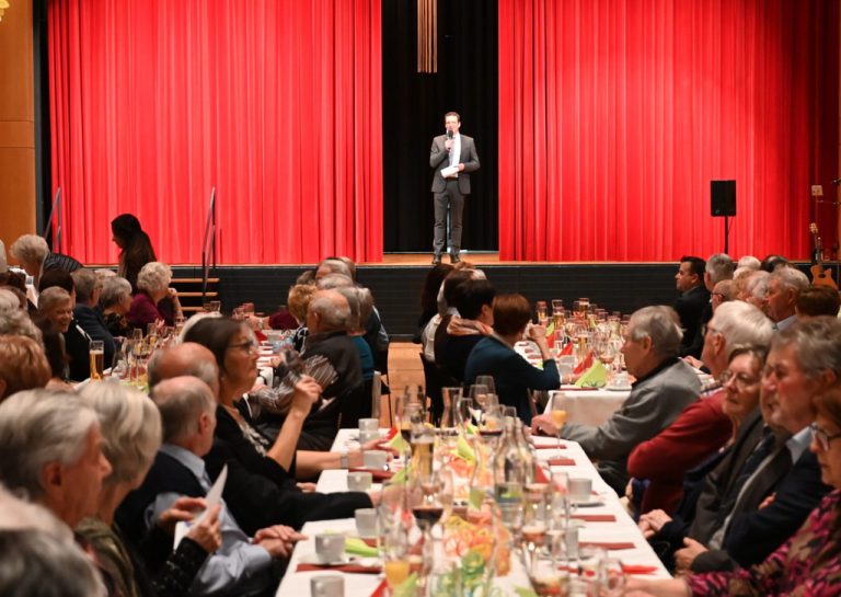 Bürgermeister Markus Giesinger freute sich über zahlreiche Besucher beim diesjährigen Seniorenball.