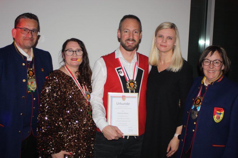 Stefan Ellensohn, Monika Dobler, Dietmar Breuß, Melanie Breuß und Angelika Egger beim Jubiläumsball. <span class="copyright">VN-TK</span>
