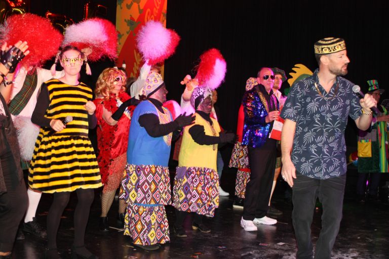 Bunte Kostüme und strahlende Gesichter beim 40. Rankweiler Faschingsball.