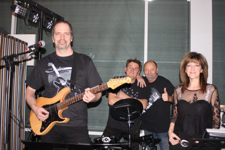 Die Band "Blue Nights" untermalen den gelungenen Abend musikalisch.
