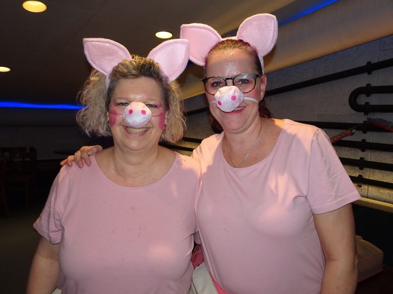 "Sau" viel Spaß hatten auch die beiden Organisatorinnen Conny und Karin. 