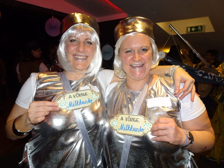 Caroline und Ursula gewannen mit ihren Kostümen als Milchkanten den ersten Preis als Gruppe. 