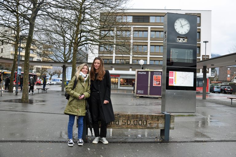 Projektleiterin Martina Nachbaur (rechts) und Yasemin Polat von der OJAD freuen sich schon auf „Kultur am Bahnhof“.