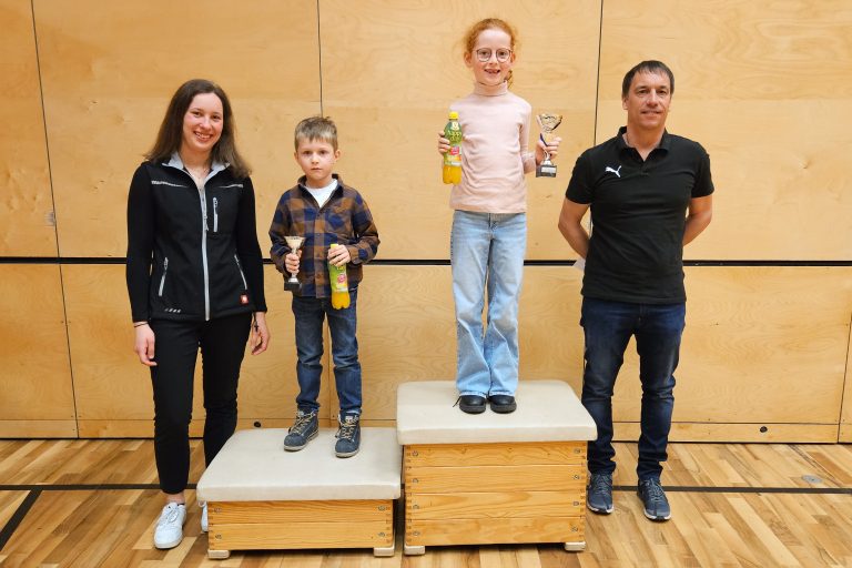 Kinder K8 mit Mathilda Mündle auf Platz 1 und Tobias Kathan auf Platz 2.