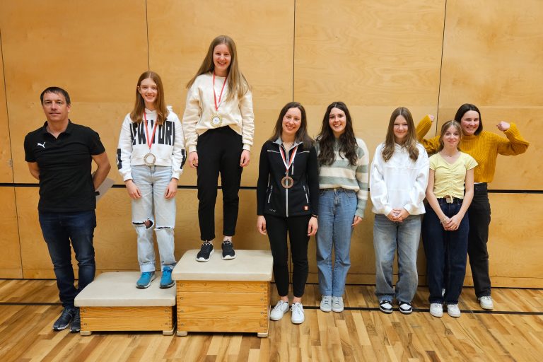 Schüler weiblich mit Theresa Kathan auf Platz 1, Pia Summer auf Platz 2 und Katharina Kathan auf Platz 3.