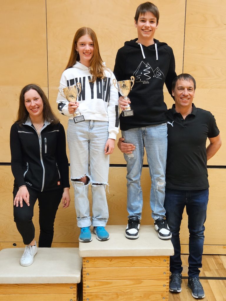 Schülermeister Pia Summer und Simon Nachbaur mit Obmann Bernd Nachbaur.