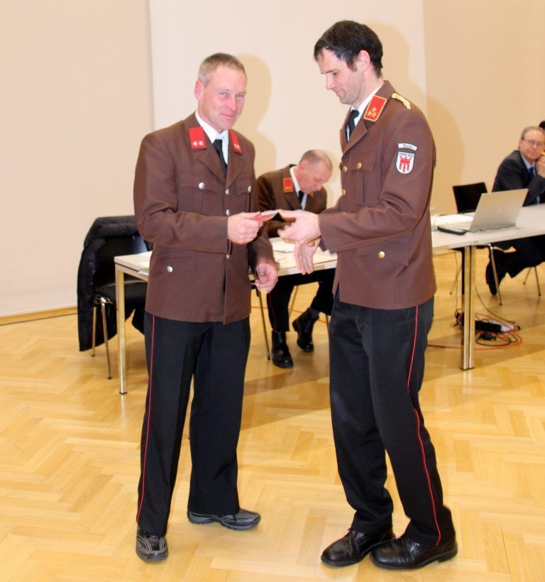Herbert Fink (l.) erhielt die Beförderung zum Hauptfeuerwehrmann (12 Jahre Dienst). 
