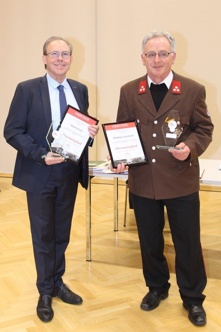 Bürgermeister Franz Martin und Reinhard Waldinger freuten sich über die Ehrenmitgliedschaft der Feuerwehr Buch.