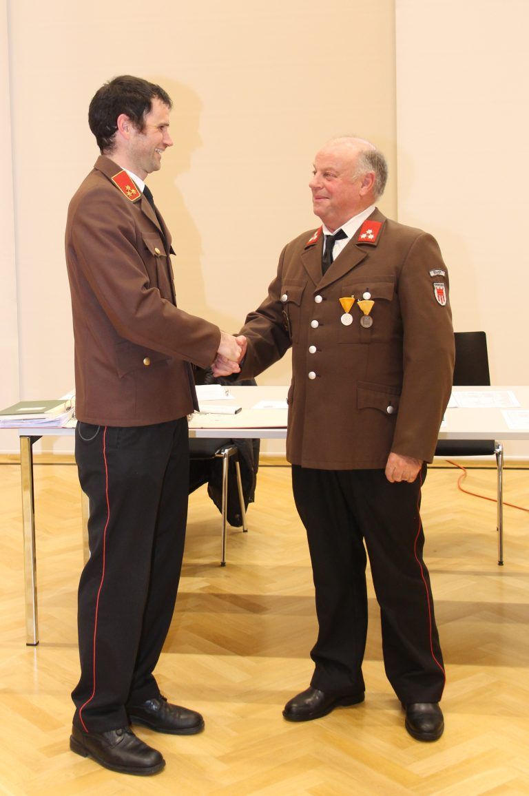 Kommandant Daniel Eberle gratulierte Meinrad Steurer zu 50 Jahren Feuerwehrdienst.