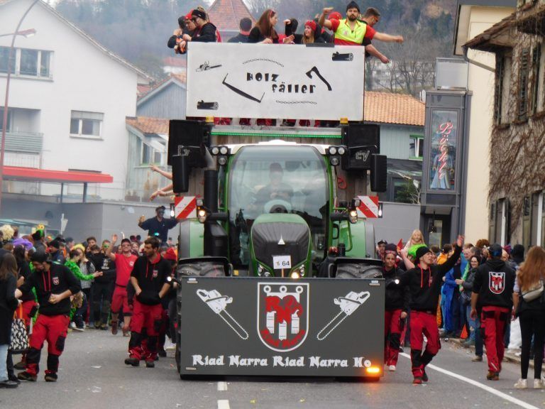 Die "Riad Narra" als Holzfäller.